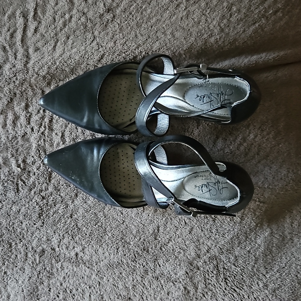 Black pumps